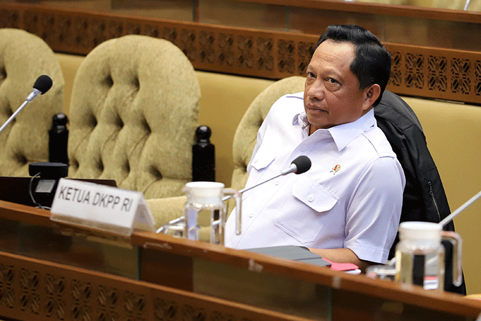 Menteri Dalam Negeri Tito Karnavian (tengah) bersama pimpinan lembaga negara mengikuti rapat kerja dengan Komisi II DPR di Kompleks Parlemen, Senayan, Jakarta.