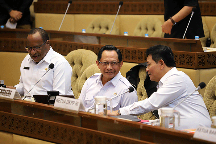 Menteri Dalam Negeri Tito Karnavian (tengah) bersama pimpinan lembaga negara mengikuti rapat kerja dengan Komisi II DPR di Kompleks Parlemen, Senayan, Jakarta.