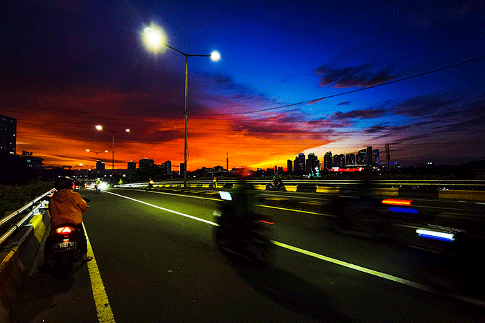 Kendaraan saat melintasi flyover Jati Baru Raya dengan berlatar langit senja di Jakarta, Selasa (10/1/2023).