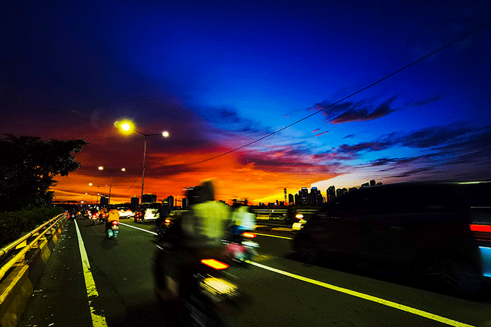 Kendaraan saat melintasi flyover Jati Baru Raya dengan berlatar langit senja di Jakarta, Selasa (10/1/2023).