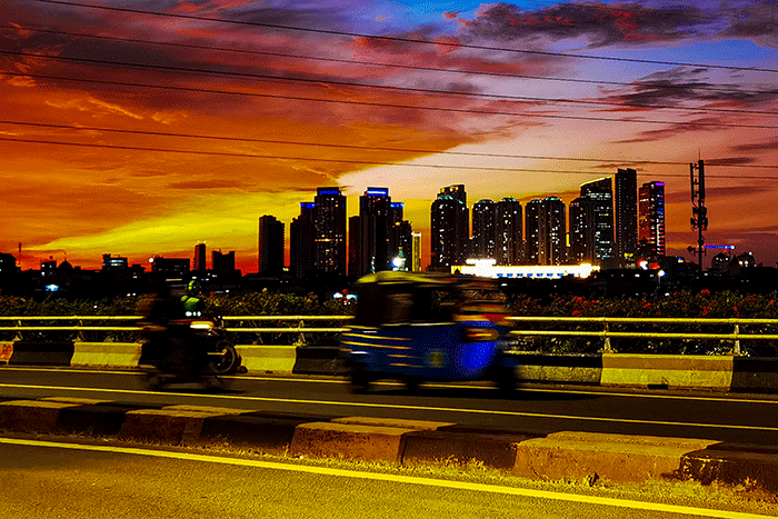 Kendaraan saat melintasi flyover Jati Baru Raya dengan berlatar langit senja di Jakarta, Selasa (10/1/2023).