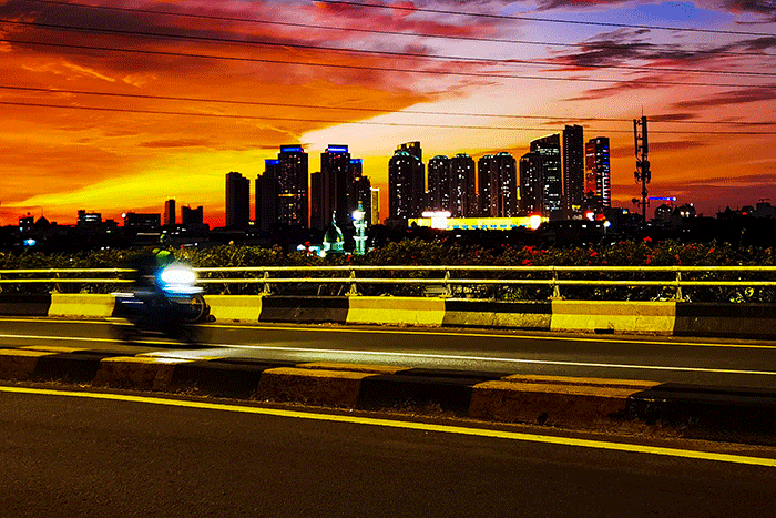 Kendaraan saat melintasi flyover Jati Baru Raya dengan berlatar langit senja di Jakarta, Selasa (10/1/2023).