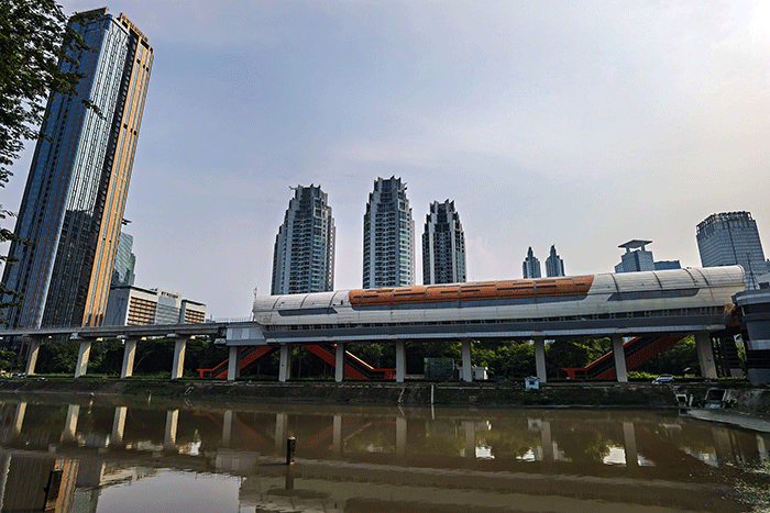 Pekerja sedang menyelesaikan pengerjaan Stasiun LRT Jabodebek Dukuh Atas yang memberikan konektivitas terintegrasi di Jakarta, Kamis (12/1/2023).