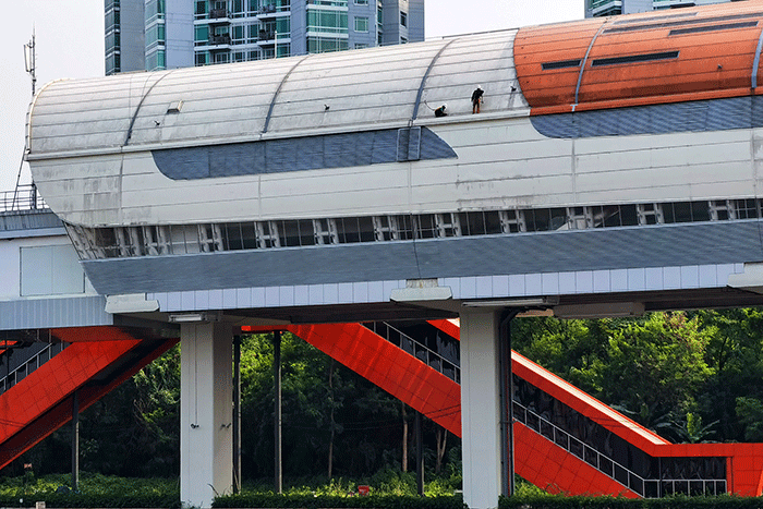 Pekerja sedang menyelesaikan pengerjaan Stasiun LRT Jabodebek Dukuh Atas yang memberikan konektivitas terintegrasi di Jakarta, Kamis (12/1/2023).