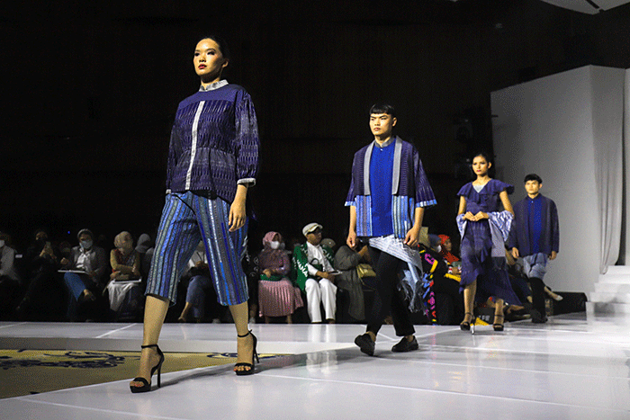 Model tampil mengenakan busana karya sejumlah fesyen desainer saat Opening Ceremony dalam acara Jakarta Fashion Trend (JFT) 2023 di kawasan SCBD.