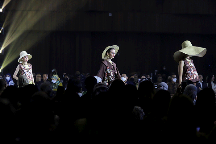 Model tampil mengenakan busana karya sejumlah fesyen desainer saat Opening Ceremony dalam acara Jakarta Fashion Trend (JFT) 2023 di kawasan SCBD.