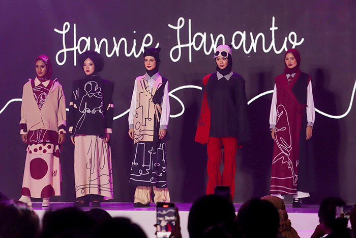 Model tampil mengenakan busana karya sejumlah fesyen desainer saat Opening Ceremony dalam acara Jakarta Fashion Trend (JFT) 2023 di kawasan SCBD.