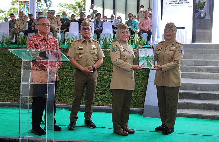 Menteri Ketenagakerjaan Ida Fauziyah saat memimpin Apel Peringatan Bulan K3 Nasional di Sukabumi, Kamis (12/1/2023). 
