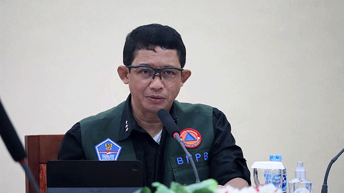 Kepala BNPB Letjen TNI Suharyanto menyerahkan bantuan kepada warga yang mengalami kerusakan rumah akibat gempa bumi di Perumahan BTN.