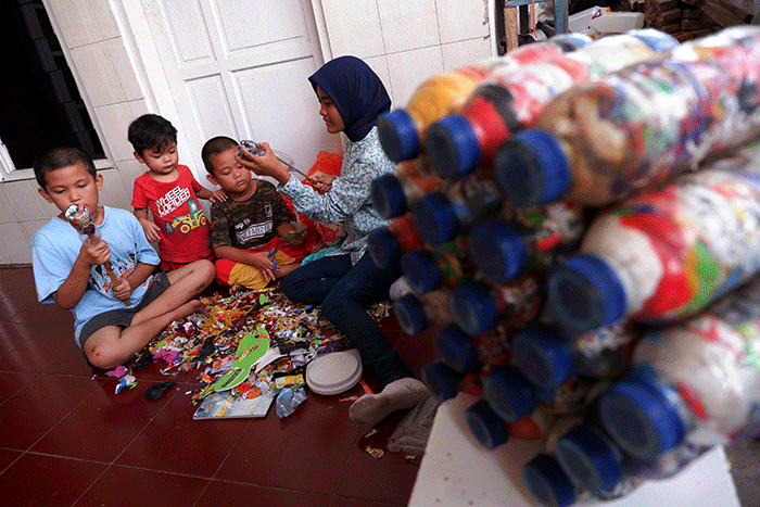 Audi Nisfatul Aira siswi kelas 2 bersama adiknya membuat ecobrik sebagai upaya meminimalisir sampah plastik di lingkungan rumahnya, Makassar.