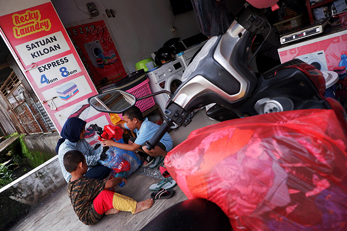 Audi Nisfatul Aira siswi kelas 2 bersama adiknya membuat ecobrik sebagai upaya meminimalisir sampah plastik di lingkungan rumahnya, Makassar.