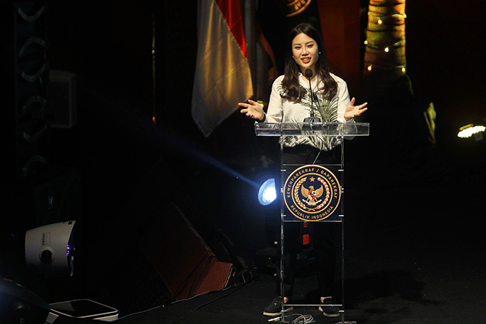 Wamenparekraf Angela Tanoesoedibjo saat memberikan sambutan dalam perayaan Natal Kemenparekraf di Gedung Sapta Pesona, Jakarta, Kamis (12/1/2023).