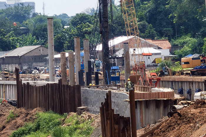 Proses proyek pembangunan saringan sampah Kali Ciliwung pada segmen Jalan TB Simatupang di perbatasan Pasar Rebo, Jakarta Timur, dengan Jagakarsa.