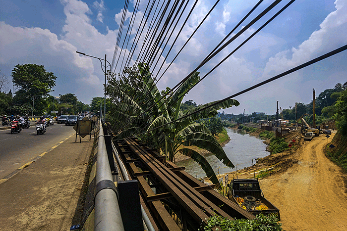 Proses proyek pembangunan saringan sampah Kali Ciliwung pada segmen Jalan TB Simatupang di perbatasan Pasar Rebo, Jakarta Timur, dengan Jagakarsa.