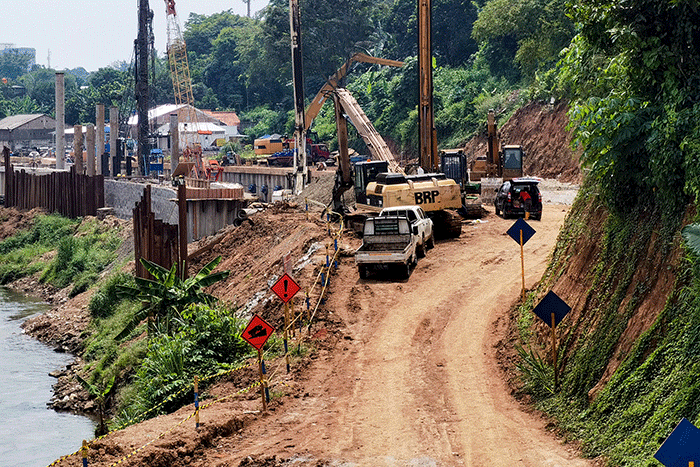 Proses proyek pembangunan saringan sampah Kali Ciliwung pada segmen Jalan TB Simatupang di perbatasan Pasar Rebo, Jakarta Timur, dengan Jagakarsa.
