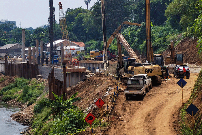 Proses proyek pembangunan saringan sampah Kali Ciliwung pada segmen Jalan TB Simatupang di perbatasan Pasar Rebo, Jakarta Timur, dengan Jagakarsa.