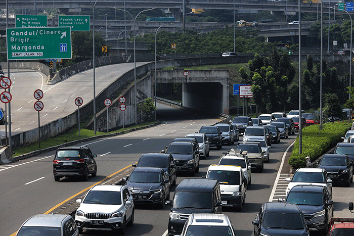 Kendaraan melintas di ruas Tol Depok-Antasari (Desari), Jakarta, Jumat (13/1/2023).