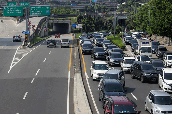 Kendaraan melintas di ruas Tol Depok-Antasari (Desari), Jakarta, Jumat (13/1/2023).