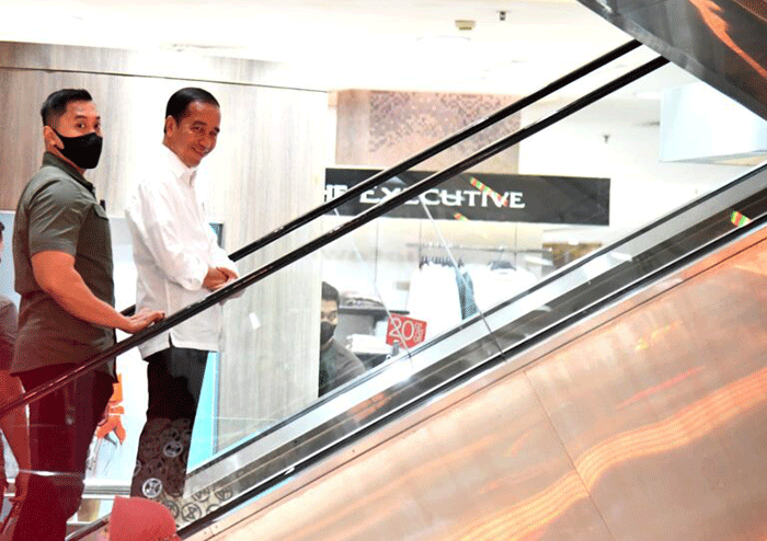 Presiden Joko Widodo kembali mengecek aktivitas perekonomian usai kebijakan pemberlakuan pembatasan kegiatan masyarakat (PPKM) di Indonesia dicabut.