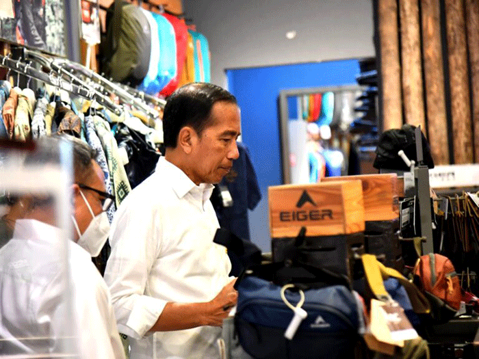 Presiden Joko Widodo kembali mengecek aktivitas perekonomian usai kebijakan pemberlakuan pembatasan kegiatan masyarakat (PPKM) di Indonesia dicabut.