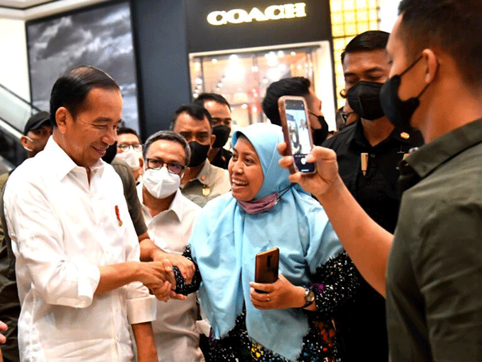 Presiden Joko Widodo kembali mengecek aktivitas perekonomian usai kebijakan pemberlakuan pembatasan kegiatan masyarakat (PPKM) di Indonesia dicabut.