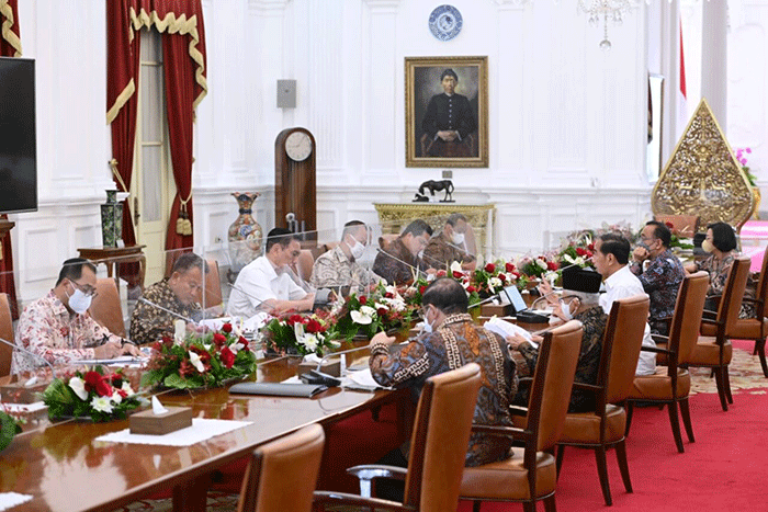 Presiden Joko Widodo saat memimpin rapat terbatas di Istana Merdeka, Jakarta, Jumat (13/1/2023).