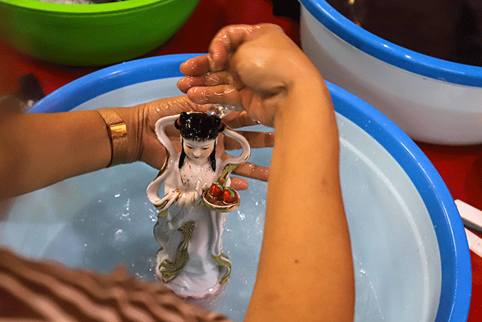 Warga Tionghoa melakukan ritual mandi rupang yakni membersihkan patung dewa dewi di Wihara Amurva Bhumi, Kuningan, Jakarta Selatan, Sabtu (14/1/2023).