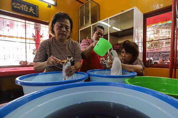 Warga Tionghoa melakukan ritual mandi rupang yakni membersihkan patung dewa dewi di Wihara Amurva Bhumi, Kuningan, Jakarta Selatan, Sabtu (14/1/2023).