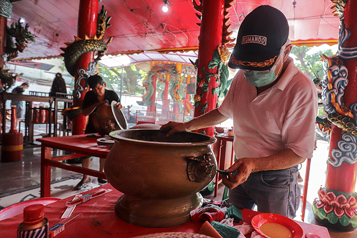 Warga Tionghoa melakukan ritual mandi rupang yakni membersihkan patung dewa dewi di Wihara Amurva Bhumi, Kuningan, Jakarta Selatan, Sabtu (14/1/2023).