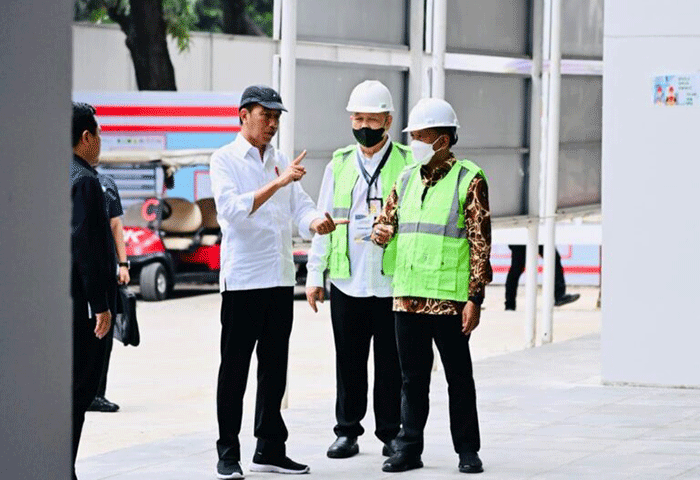 Presiden Joko Widodo melakukan topping off Indoor Multifunction Stadium (IMS) Gelora Bung Karno, Jakarta, Jumat (13/1/2023).