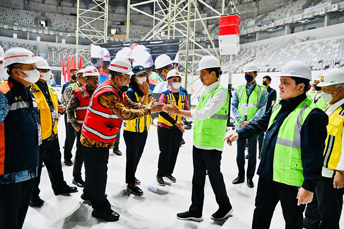 Presiden Joko Widodo melakukan topping off Indoor Multifunction Stadium (IMS) Gelora Bung Karno, Jakarta, Jumat (13/1/2023).