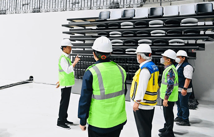 Presiden Joko Widodo melakukan topping off Indoor Multifunction Stadium (IMS) Gelora Bung Karno, Jakarta, Jumat (13/1/2023).