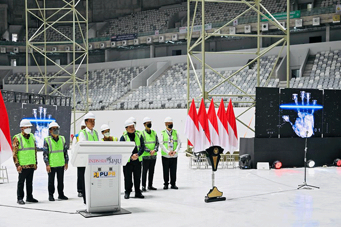Presiden Joko Widodo melakukan topping off Indoor Multifunction Stadium (IMS) Gelora Bung Karno, Jakarta, Jumat (13/1/2023).