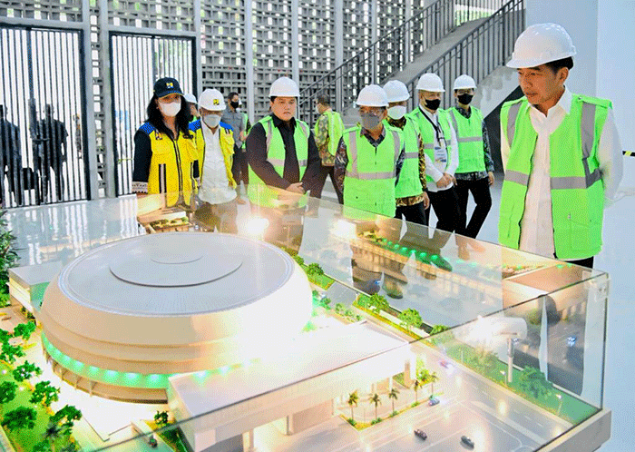 Presiden Joko Widodo melakukan topping off Indoor Multifunction Stadium (IMS) Gelora Bung Karno, Jakarta, Jumat (13/1/2023).
