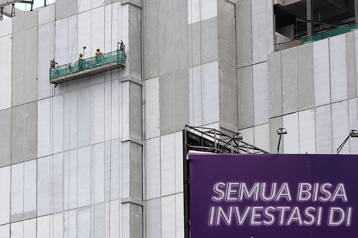 Sejumlah pekerja menyelesaikan pembangunan gedung di kawasan Sudirman, Jakarta, Sabtu (14/1/2023).