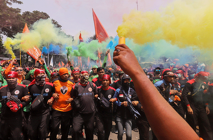 Gabungan massa yang terdiri dari Partai Buruh dan sejumah serikat buruh menggelar aksi unjuk rasa di kawasan Patung Kuda Arjuna Wijaya, Jakarta Pusat.