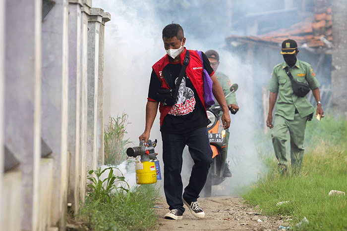 Relawan Rolas Sitinjak Foundation melakukan fogging untuk mencegah penyebaran penyakit demam berdarah di pemukiman warga Desa Dukuhkarya, Kabupaten Karawang.