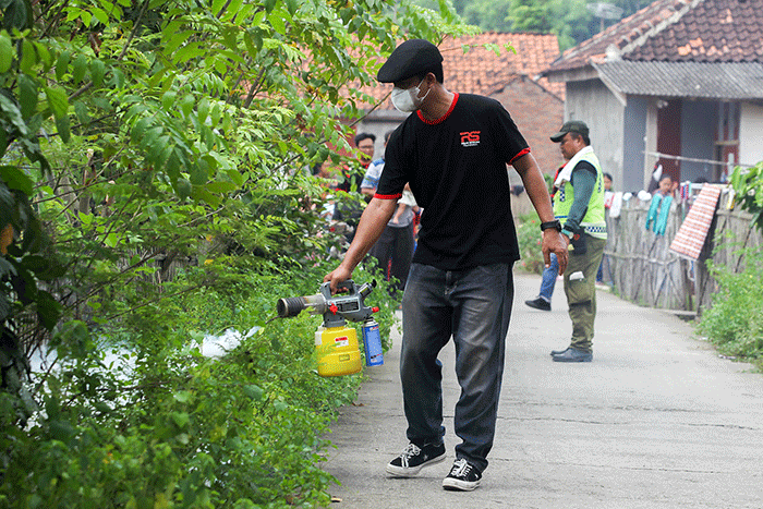 Relawan Rolas Sitinjak Foundation melakukan fogging untuk mencegah penyebaran penyakit demam berdarah di pemukiman warga Desa Dukuhkarya, Kabupaten Karawang.