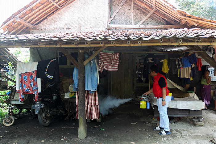 Relawan Rolas Sitinjak Foundation melakukan fogging untuk mencegah penyebaran penyakit demam berdarah di pemukiman warga Desa Dukuhkarya, Kabupaten Karawang.