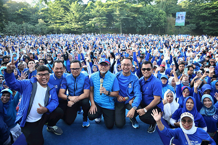 Menteri Perdagangan Zulkifli Hasan berolah raga senam untuk menjaga kebugaran dan kesehatan tubuh, sekaligus kampanye lingkungan hidup.