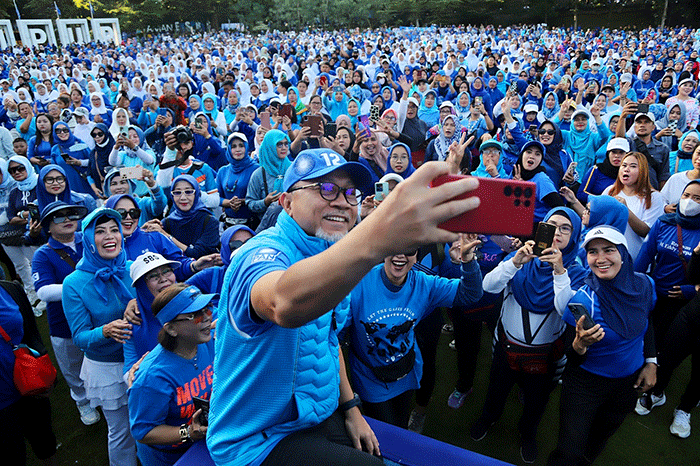 Menteri Perdagangan Zulkifli Hasan berolah raga senam untuk menjaga kebugaran dan kesehatan tubuh, sekaligus kampanye lingkungan hidup.