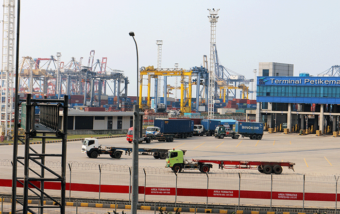 Aktivitas Pelabuhan peti kemas di Tanjung priok, Jakarta, Sabtu (14/1/2023).