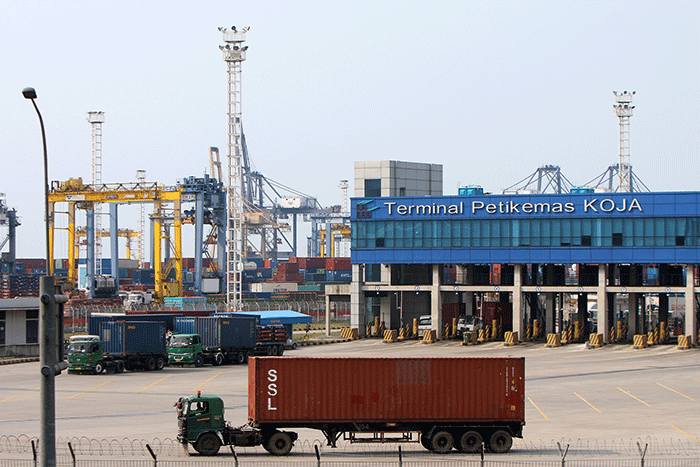 Aktivitas Pelabuhan peti kemas di Tanjung priok, Jakarta, Sabtu (14/1/2023).