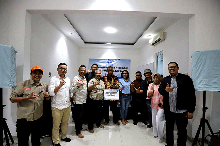 Propami menyiapkan sekolah darurat sebagai pengganti sementara sekolah SDN Cimanahayu yang roboh pasca gempa 5,6 SR di Cugenang, Cianjur.