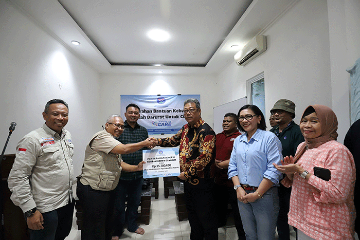 Propami menyiapkan sekolah darurat sebagai pengganti sementara sekolah SDN Cimanahayu yang roboh pasca gempa 5,6 SR di Cugenang, Cianjur.