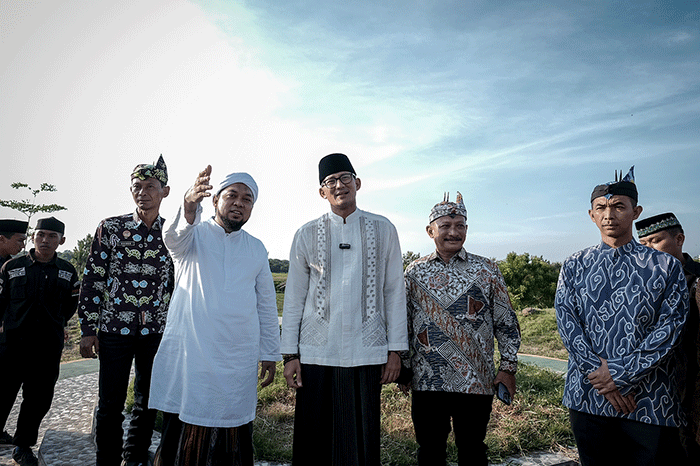 Menteri Pariwisata dan Ekonomi Kreatif Sandiaga Salahuddin Uno meresmikan pembangunan Kawasan Wisata Religi Sukorejo.