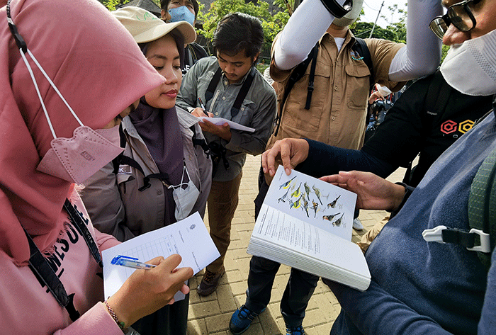 Biodiversity Warriors (BW) KEHATI melakukan sensus burung air Asia (Asian Waterbird Census) di Taman Wisata Alam Mangrove Angke Kapuk, Jakarta.