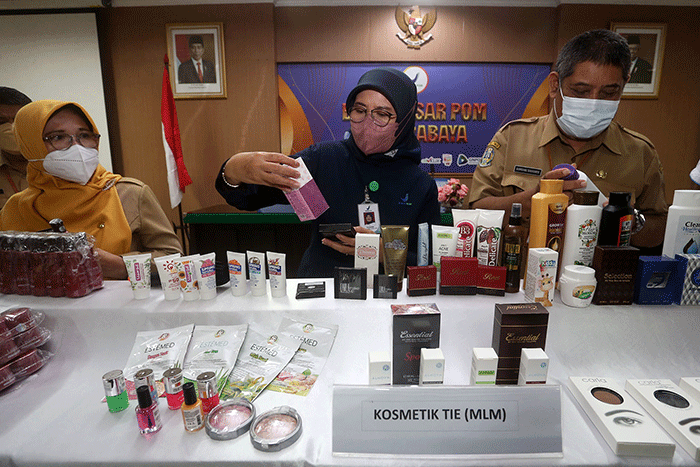 Kepala Balai Besar POM Surabaya Rustyawati (tengah) menunjukkan sampling berbagai jenis produk kosmetik dan pangan ilegal di kantor Balai Besar POM di Surabaya.
