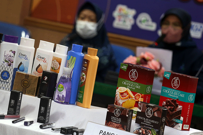 Kepala Balai Besar POM Surabaya Rustyawati (tengah) menunjukkan sampling berbagai jenis produk kosmetik dan pangan ilegal di kantor Balai Besar POM di Surabaya.