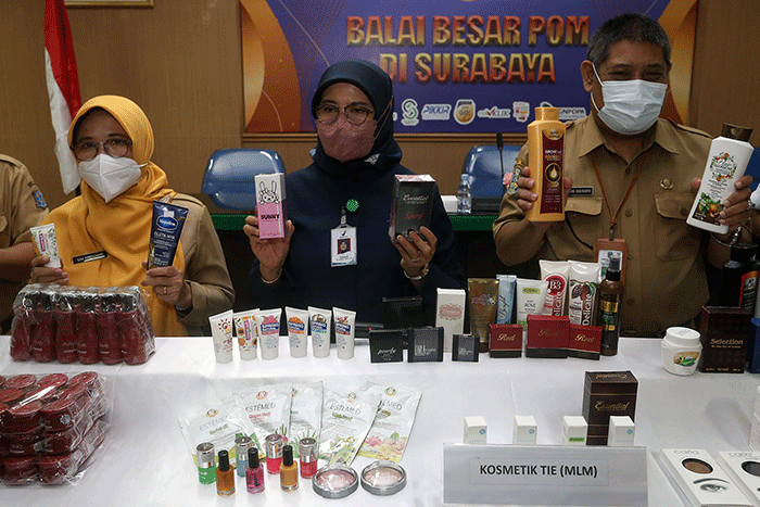 Kepala Balai Besar POM Surabaya Rustyawati (tengah) menunjukkan sampling berbagai jenis produk kosmetik dan pangan ilegal di kantor Balai Besar POM di Surabaya.